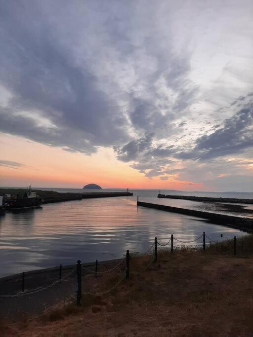 Stunning Riverside Town House With Views Ayrshire Girvan Exterior foto